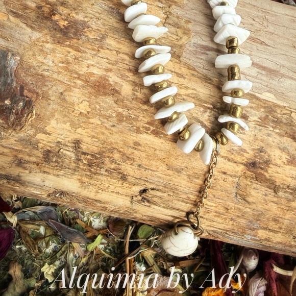 Statement shell and gold charms necklace